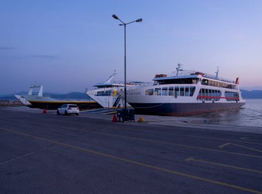 Loutra Edipsou, Evia Adası, Yunanistan. Temmuz 2021: Yunanistan 'ın Evia adasındaki Loutra Edipsou adlı küçük bir spa tatil beldesinde geceleri feribot ile liman 
