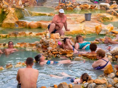 Loutra Edipsou, Evia Adası, Yunanistan. Temmuz 2021: Tatilcilerin panoramik manzarası Yunan spa merkezindeki sıcak su ile kaplıcalarda doğal şifa banyosu yapıyor