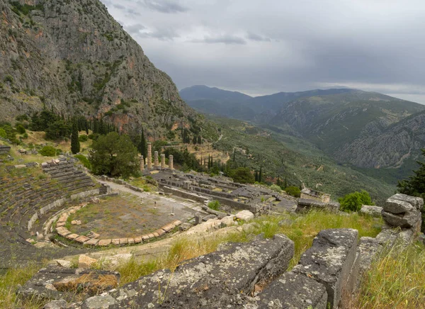 Panoramic View Ancient Theater Temple Apollo Columns Delphi Background Mountains — Foto de Stock