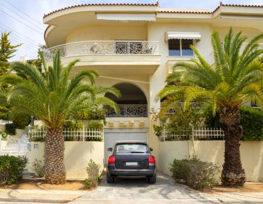 Yunanistan 'ın başkenti Atina' da bir villanın önünde siyah bir araba duruyor