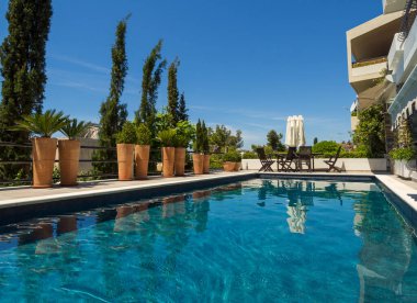 Yunanistan 'ın başkenti Atina' da güneşli bir günde muhteşem manzaralı yüzme havuzu