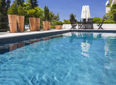 Yunanistan 'ın başkenti Atina' da güneşli bir günde muhteşem manzaralı yüzme havuzu