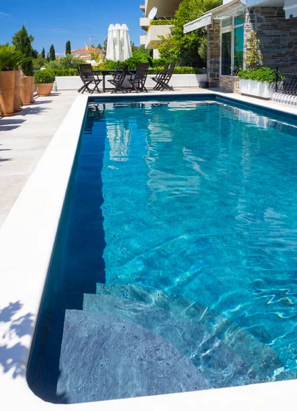 Swimmingpool Mit Herrlicher Aussicht Der Wohnung Einem Sonnigen Heißen Tag — Stockfoto