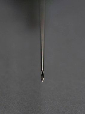 Şırınganın demir iğnesi.