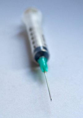 Şırınganın demir iğnesi.