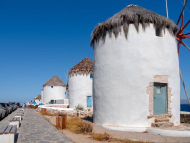 Yunanistan 'daki Mykonos adasının yel değirmenlerinin panoramik manzarası