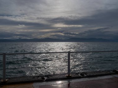Yunanistan 'ın Evia Adası' ndaki Loutra Edipsou Spa merkezinde bulutlar ve fırtınalı hava