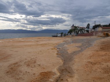 Yunanistan 'ın Evia Adası' ndaki Loutra Edipsou Spa merkezinde bulutlar ve fırtınalı hava