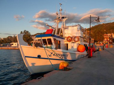 Loutra Edipsou, Yunanistan, Kasım 2025: Yunanistan 'ın Evia Adası' ndaki Loutra Edipsou limanında gün batımında balıkçı tekneleri