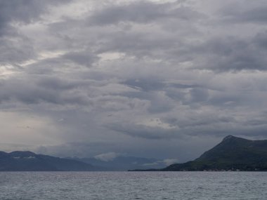 Yunanistan 'ın Evia Adası' ndaki Loutra Edipsou Spa merkezinde bulutlar ve fırtınalı hava