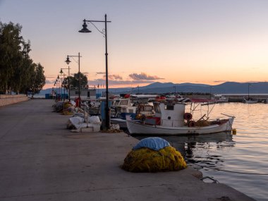 Loutra Edipsou, Yunanistan, Kasım 2025: Yunanistan 'ın Evia Adası' ndaki Loutra Edipsou limanında gün batımında balıkçı tekneleri