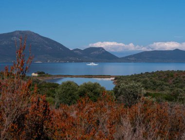 Yunanistan 'ın Evia adasındaki Almyri Gölü' nün arka planında Ege Denizi 'nde yolcu feribotu
