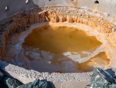 Yunan spa beldesi Loutra Edipsou 'daki Yunanistan' ın Evia adasındaki tuz ve minerallerin yeminli ifadesinin yol açtığı desenler 