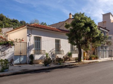 Yunanistan 'daki Loutra-Edipsou spa merkezinde terk edilmiş eski bir ev..