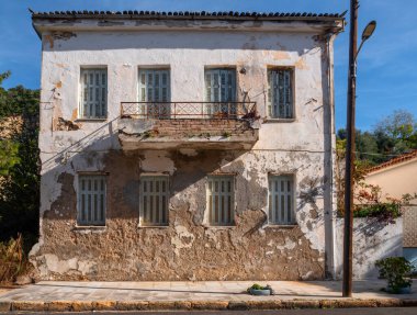 Yunanistan 'daki Loutra-Edipsou spa merkezinde terk edilmiş eski bir ev..
