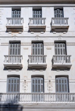 Yunanistan 'daki Loutra Edipsou Spa Resort' taki eski otellerin mimari ayrıntıları 