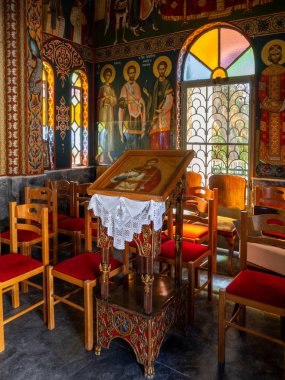 Loutra Edipsou, Yunanistan. 10 Kasım 2025: Yunanistan 'daki Evia Adası' nda Loutra Edipsou 'daki Saint Phanourios Kilisesi (şapel) iç dekorasyonu