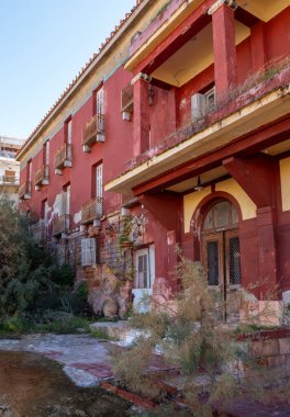 Yunanistan 'daki Loutra Edipsou spa merkezinde terk edilmiş eski bir otel.