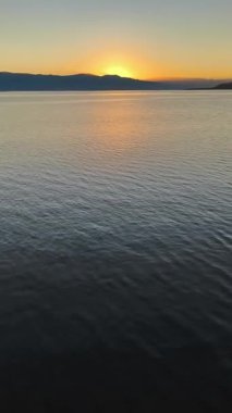 Günbatımında Yunanistan 'da Sakin Ege Denizi