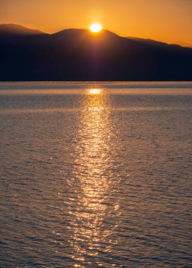 Yunanistan 'ın Evia Adası' ndaki Loutra Edipsou tatil beldesinde gün batımında Ege Denizi