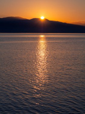 Yunanistan 'ın Evia Adası' ndaki Loutra Edipsou tatil beldesinde gün batımında Ege Denizi