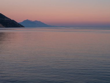 Yunanistan 'ın Evia Adası' ndaki Loutra Edipsou tatil beldesinde gün batımında Ege Denizi