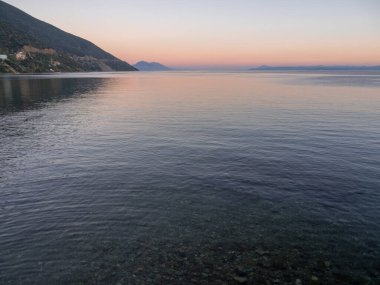 Yunanistan 'ın Evia Adası' ndaki Loutra Edipsou tatil beldesinde gün batımında Ege Denizi