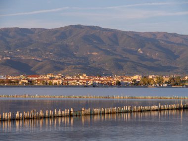 Yunanistan 'ın Mesolongi Milli Parkı' ndaki tuz gölünde gün batımı