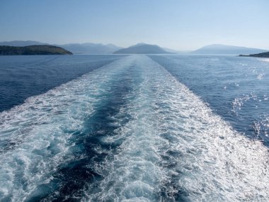İyon Denizi 'ndeki bir feribottan Yunanistan' daki Igoumenitsa manzaralı bir su yolu.