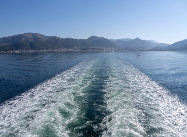İyon Denizi 'ndeki bir feribottan Yunanistan' daki Igoumenitsa manzaralı bir su yolu.