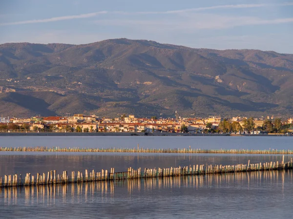 Yunanistan 'ın Mesolongi Milli Parkı' ndaki tuz gölünde gün batımı