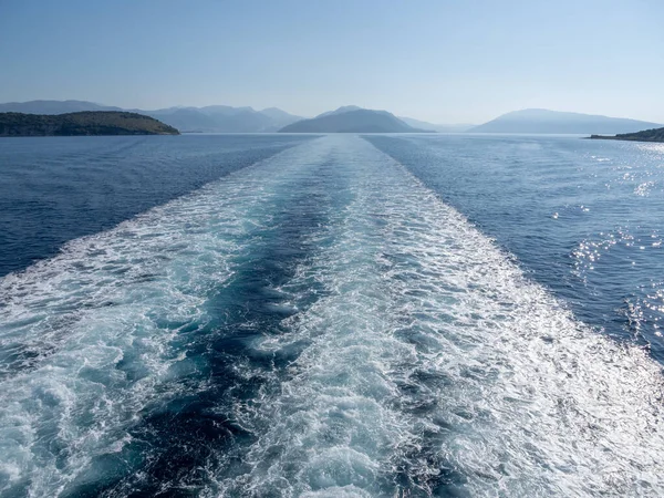 İyon Denizi 'ndeki bir feribottan Yunanistan' daki Igoumenitsa manzaralı bir su yolu.