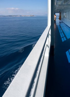 Kerkyra, Korfu, Yunanistan. 30 Ekim 2025: Yunanistan 'daki Korfu Adalarına giden yolcu feribotunun güvertesi