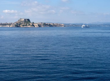 Kerkyra, Korfu, Yunanistan. 30 Ekim 2025: Bir yolcu feribotu Yunanistan 'daki Korfu adasının arka planına doğru yola çıktı