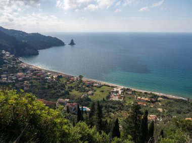 Yunanistan 'ın Korfu adasındaki Bakış açısı Saint Gordios plajı (Agios Gordios)