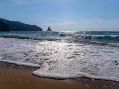 Yunanistan 'ın Korfu adasındaki St. Gordios plajında (Agios Gordios plajı) dalgalar