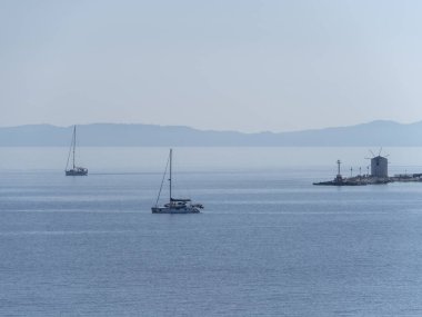 Yunanistan 'ın Korfu adasındaki İyon Denizi' ndeki yatlar