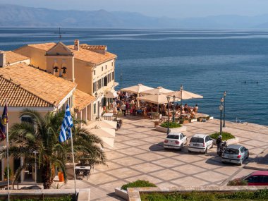 Kerkyra, Korfu, Yunanistan. 30 Ekim 2024: Yunanistan 'ın Korfu adasındaki Eski Kerkyra Kasabasının Faliraki Cafe Restoranı