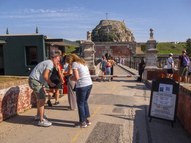 Kerkyra, Korfu. 30 Ekim 2025: Yunanistan 'ın Korfu adasındaki Eski Kale' deki Turistler