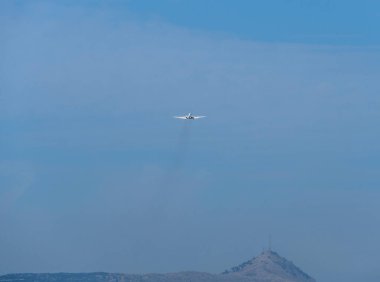 Yunanistan 'ın Korfu adasındaki Ioannis KapoDistrias Havalimanı' ndan bir yolcu uçağı havalandı.