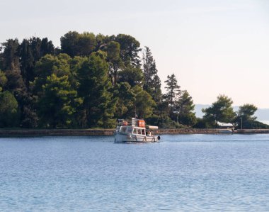 Yunanistan 'ın Korfu adasındaki Pontikonisi Adası' na seyyahlar ve turistler için bir gezi teknesi.