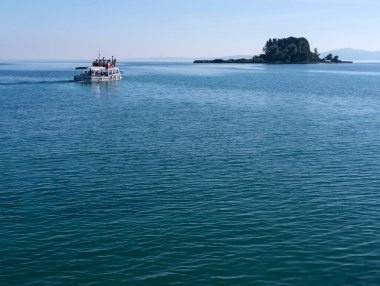 Yunanistan 'ın Korfu adasındaki Pontikonisi Adası' na seyyahlar ve turistler için bir gezi teknesi.