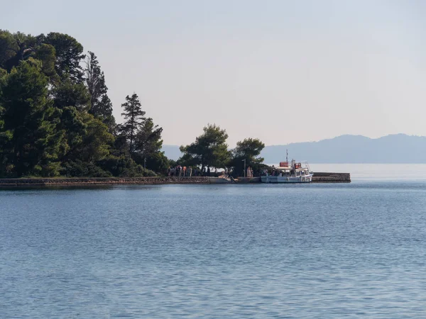 Yunanistan 'ın Korfu adasındaki Pontikonisi Adası' na seyyahlar ve turistler için bir gezi teknesi.