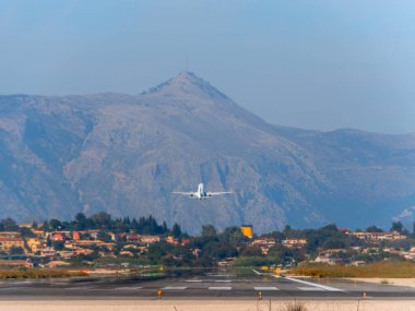 Yunanistan 'ın Korfu adasındaki Ioannis KapoDistrias Havalimanı' ndan bir yolcu uçağı havalandı.