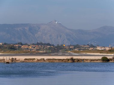 Yunanistan 'ın Korfu adasındaki Ioannis KapoDistrias Havalimanı' ndan bir yolcu uçağı havalandı.