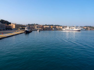 Korfu, Yunanistan. 30 Ekim 2025: Yunanistan 'ın Korfu adasındaki Kerkyra' da feribotlu liman