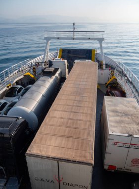 Kerkyra, Korfu, Yunanistan. 30 Ekim 2025: Yunanistan 'daki Corfu Adası' ndan Igoumenitsa 'ya giden araç ve kamyonlarla dolu yolcu feribotu