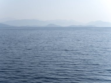 Yunanistan kıyılarındaki İyon Denizi manzarası ve İgoumenitsa limanı