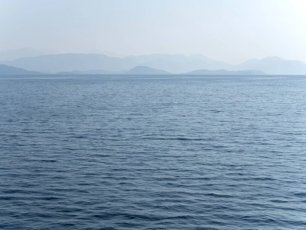 Yunanistan kıyılarındaki İyon Denizi manzarası ve İgoumenitsa limanı