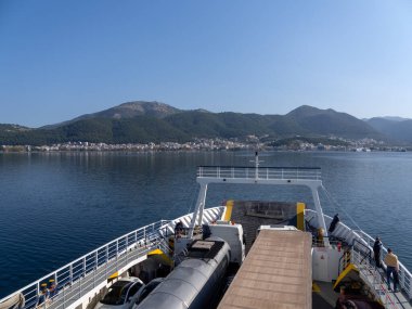 Kerkyra, Korfu, Yunanistan. 30 Ekim 2025: Yunanistan 'daki Corfu Adası' ndan Igoumenitsa 'ya giden araç ve kamyonlarla dolu yolcu feribotu